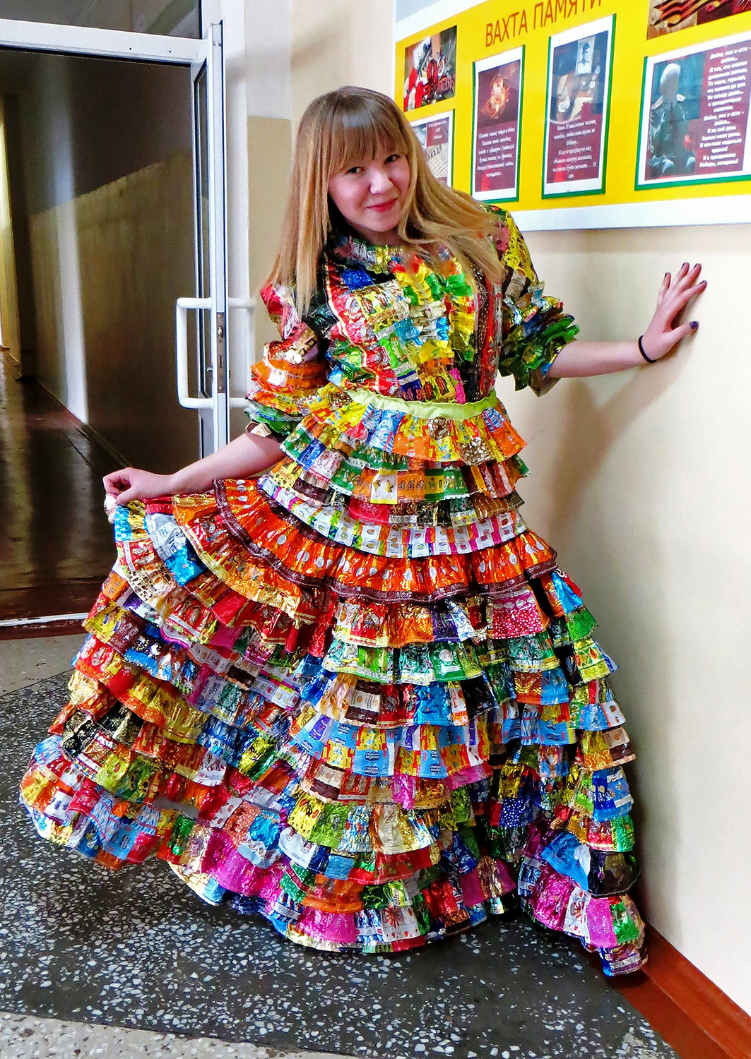 Платье из фантиков от конфет Форум