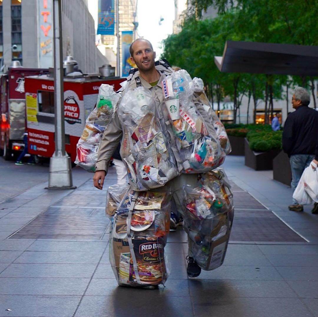 Выкинь меня: эко-активист 30 дней носил на себе весь мусор