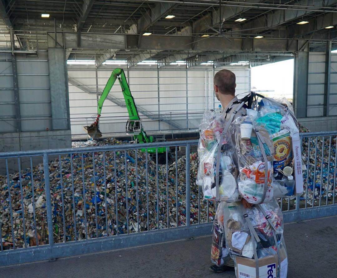 Выкинь меня: эко-активист 30 дней носил на себе весь мусор