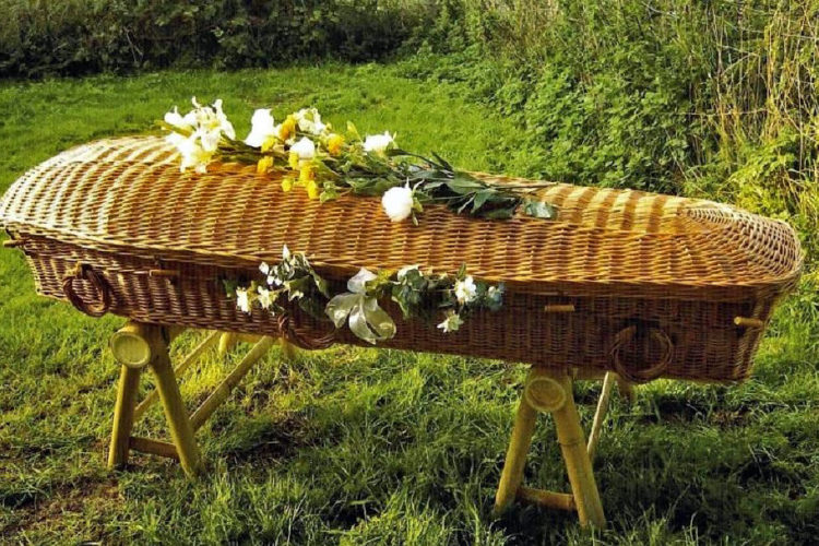 Похороните меня без плинтуса: 5 признаков экологичных похорон