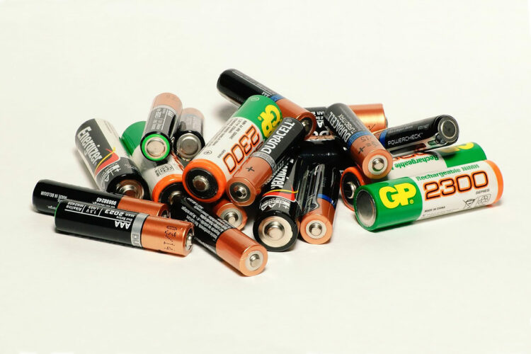 Бесполезна и очень опасна: почему нельзя выбрасывать использованные батарейки