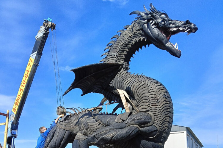 Новый экспонат «Драконесса» охраняет территорию МУзея МУсора