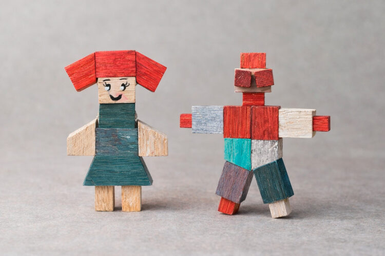 Создание броши из деревянных кубиков